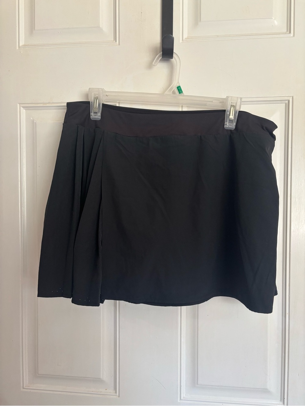Large 12/14 Avia solid black wrap-style silhouette side Pleated Skort.  In EUC!